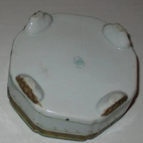 Vintage Porcelain Covered Trinket Box Powder Dish Covered Dresser Bowl Gold Trim - Picture 5 of 6